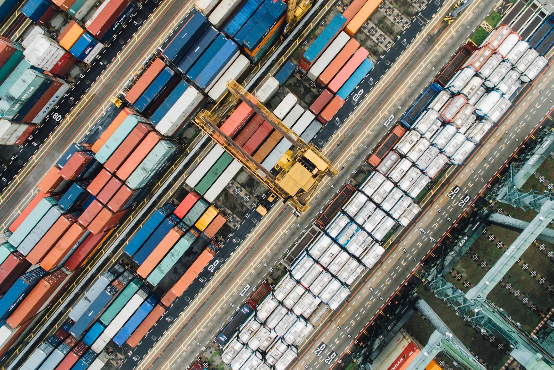 Vista aérea de infraestructura logística y contenedores